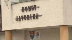 Upozornili na údajné porušovanie ľudských práv, dostali výpoveď. Podnetov na domov seniorov pribúda