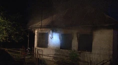 Požiar rodinného domu na východnom Slovensku, matka a dedko sa popálili pri záchrane dcérky