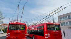 V Bratislave vyčíňa silný vietor. Na trolejbus spadol konár