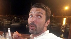 Buffon s kráskou medzi nohami. Jeho výraz hovorí za všetko