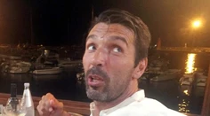Buffon s kráskou medzi nohami. Jeho výraz hovorí za všetko