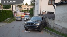 Spôsobil jej viacero zlomenín. Opitý šofér pritlačil chodkyňu o stenu rodinného domu