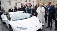 Unikátne pápežove Lamborghini vyhral v charitatívnej lotérii Čech
