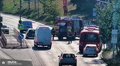 V Lamači vrazilo auto do zastávky MHD. Premávka je obmedzená