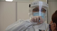 Život v čiernych okresoch: Rúška musia vonku nosiť aj plne zaočkovaní