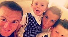 Rooney je už trojnásobný otec. Ukázal prvé foto bábätka