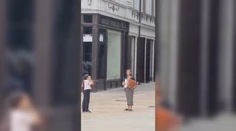Vzbudzujú väčší súcit, a tak viac zarobia. Sledovali sme žobrajúcu skupinu detí