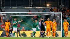 Írski futbalisti riešia bizarnú dilemu. Ak chcú postúpiť na EURO, musia prehrať s Holandskom