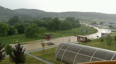 Z vytrvalého dažda môžu prísť povodne. Tieto okresy sú ohrozené najviac