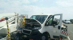 Na diaľnici D2 došlo k zrážke dvoch dodávok a kamióna. O život prišla jedna osoba