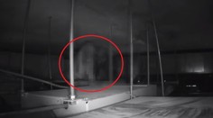 VIDEO: Smrtonosná pasca na český spôsob. V nemocničnej ventilačnej šachte vyčíňal zdrogovaný muž