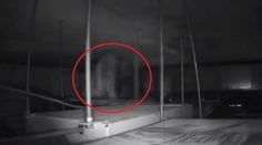 VIDEO: Smrtonosná pasca na český spôsob. V nemocničnej ventilačnej šachte vyčíňal zdrogovaný muž