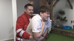 Dusenie jedlom sa môže skončiť tragicky. Tento hmat, ktorý zachraňuje životy, by mal poznať každý