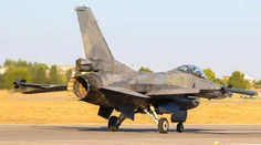 Mužovi uprostred záhrady pristál pilot stíhačky. Katapultoval sa, no stroj letel ďalej