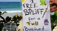 Turistom rozdáva jointy. Stačí naplniť kôš odpadkami z pláže