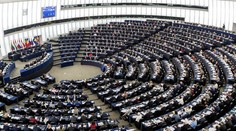 Europoslanci navrhujú obmedziť eurofondy pre krajiny, ktoré odmietajú prijať utečencov