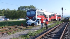 Pod Tatrami sa zrazil vlak s autom, vodič a spolujazdec skončili v nemocnici