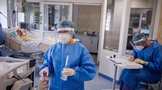 Za štvrtok sa opäť znížil počet hospitalizovaných, pribudlo ďalších 93 úmrtí