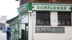 V Manchestri a okolí sprísnia od piatka opatrenia. Stretávať sa bude môcť iba rodina