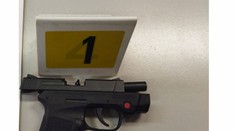 Maďarská polícia zadržala Slováka, ktorý opitý strieľal z pištole s ostrými nábojmi