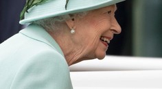 Celý svet jasá: Kráľovnú Alžbetu II. sme takto dávno nevideli