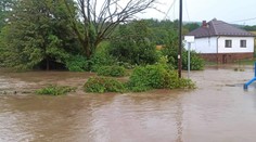 FOTO: Voda z potoka zaplavila hlavnú cestu i pivnice. V obci na východe Slovenska rátajú škody