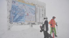 Na jednej strane kopy snehu, na druhej neprívetivé počasie. Strediská otvárajú brány