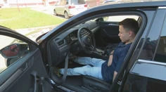Je prvým človekom u nás, ktorý ovláda auto bez dotýkania sa volantu a bŕzd. Stačia mu na to dve veci
