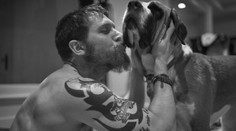 Chýbal vám sexy Tom Hardy? Opäť predviedol božské telo