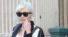 Miley Cyrus zmenila účes. Konečne vyzerá ako žena!