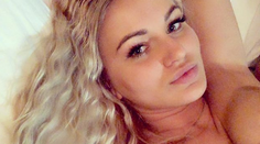 Exfarmárka šokuje výzorom. Pubertiačka s veľkými prsiami a hnedými vlasmi