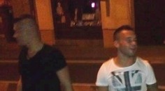 Mladík v bielom tričku zmlátil v Nitre dve dievčatá. Pomôžte ho identifikovať