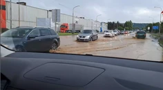 Cesty vo Vranove nad Topľou zaplavila voda. V meste vyhlásili tretí stupeň povodňovej aktivity