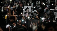 S iránskym prezidentom sa v centre Teheránu lúčia desaťtisíce ľudí