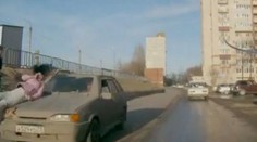 Netelefonujte počas prechádzania cez cestu! Dopadnete ako táto Ruska