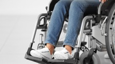 Rodina modelky, ktorá ochrnula po zjedení praclíka, vysúdila 30-miliónové odškodné