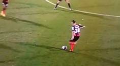 Futbalista baví svet. Počas zápasu mu odpadli „vlasy“