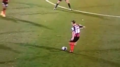 Futbalista baví svet. Počas zápasu mu odpadli „vlasy“