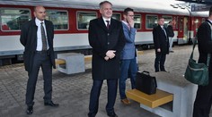 Poslanci môžu cestovať vlakmi zadarmo, prezident si za lístok platí