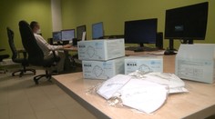 Povinnosť nosiť respirátor v práci je pre mnohých problém. Aj tu by mohlo nastať uvoľnenie