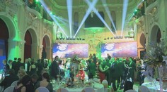 Blíži sa plesová sezóna. Šaty či kostýmy už teraz idú v obchodoch na dračku