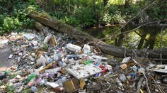 Rieku Bodva znova zaplavili odpadky z miestnej osady. Dobrovoľníkom už došla trpezlivosť