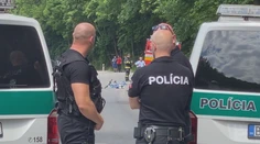 Pri Harmanci zrazilo auto dvoch cyklistov. Mladá mamička neprežila, jej syn je vážne zranený