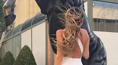 Slovenská modelka v hriešnom overale. Jej zadok je svetový