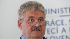 Odhlasované: Richter zostáva ministrom, vláda nepadne
