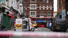 Jedna z troch obetí útoku v Londýne je v ohrození života, útočník mal falošnú samovražednú vestu