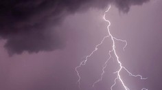 Mierne sa ochladí, opäť sa bude aj blýskať