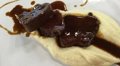 RECEPT NA DNES: Hovädzí jazyk vo vínnej omáčke so zelerovým pyré