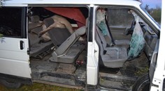 Laň prerazila čelné sklo a skončila na zadných sedadlách. Dvoch mužov pri Kútoch brali záchranári