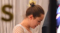 Išli by ste nakupovať hore bez? Miley Cyrus áno!